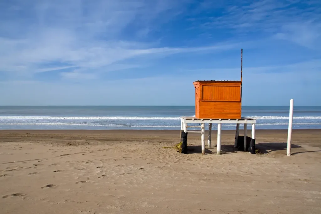 Puesto de guardavidas en la playa de Villa Gesell frente al mar