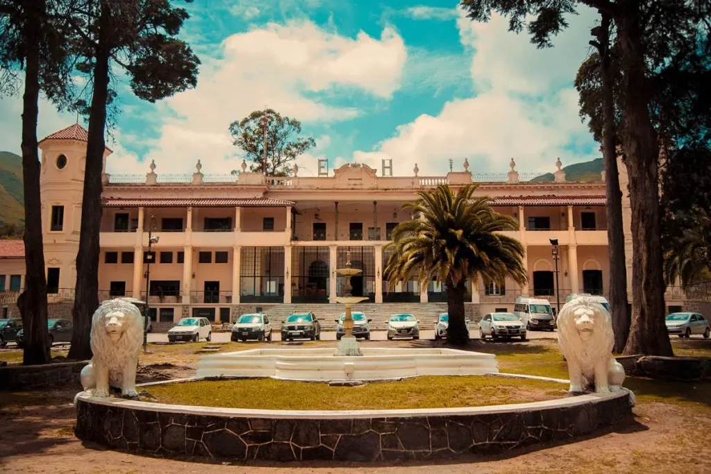 Fachada del histórico Hotel Edén en La Falda Córdoba