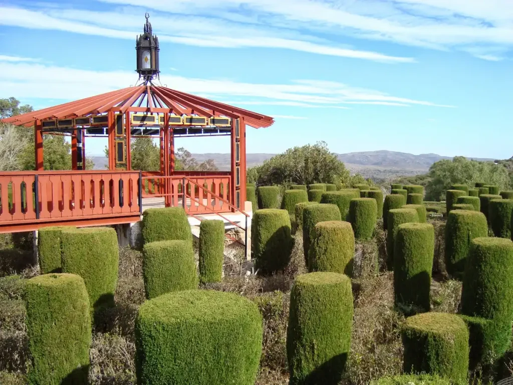 Jardines y mirador con esculturas naturales en Los Cocos Córdoba